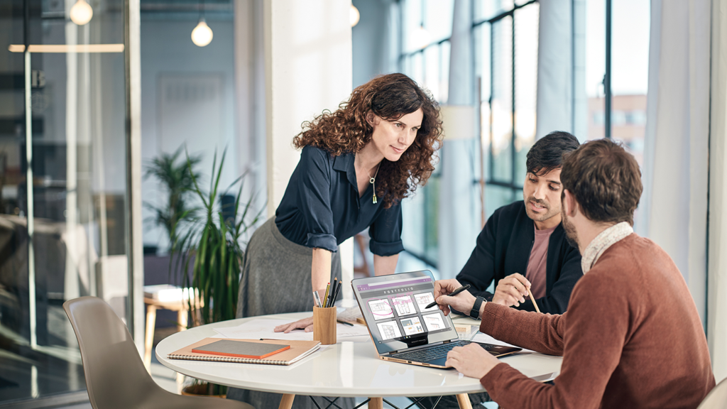 iDeo clientes de empresa trabajando en oficina